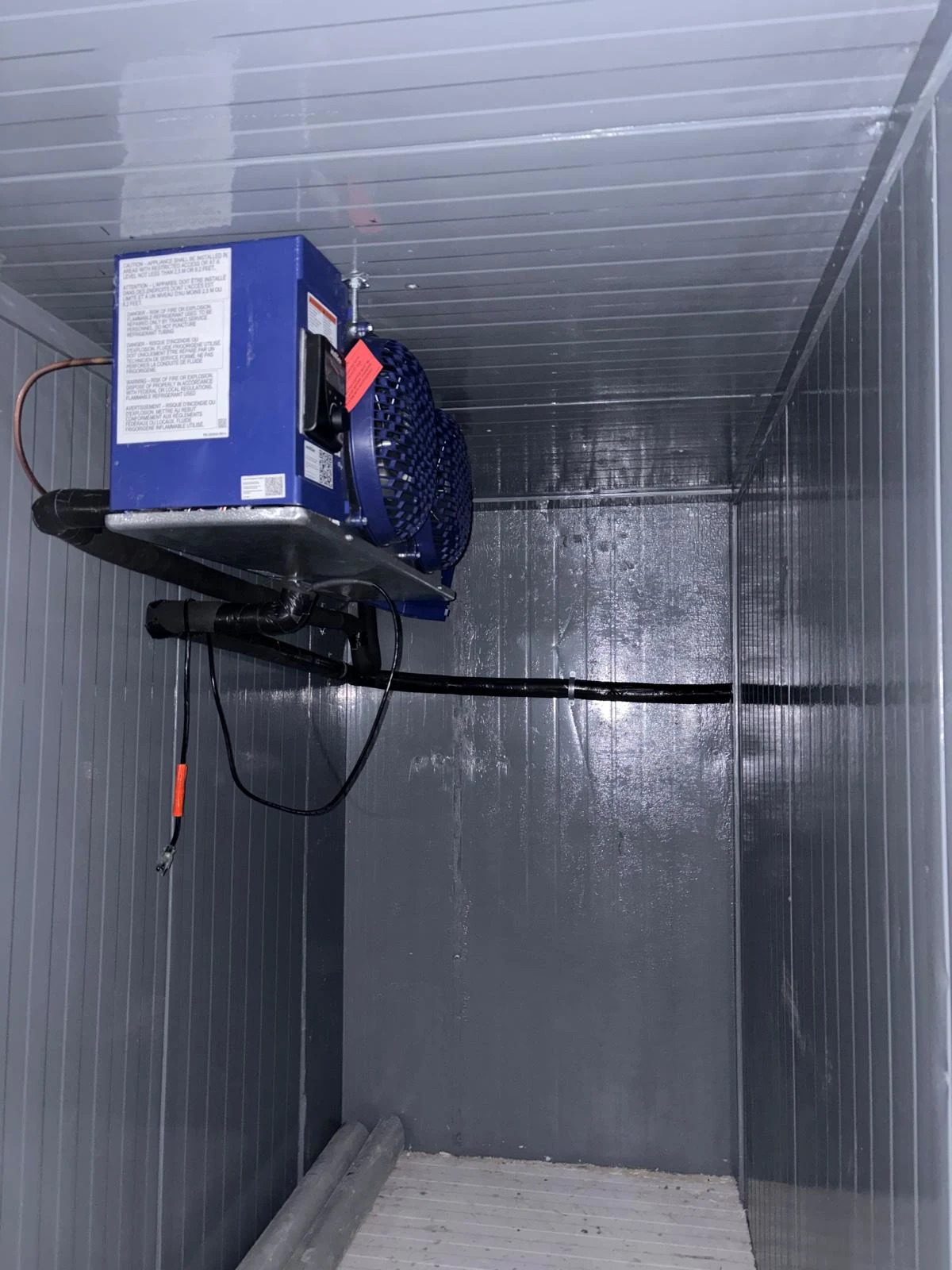 Walk-in freezer dual-fan evaporator unit with thick insulated piping